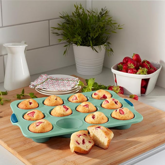 Starfrit Silicone 12 Cup Muffin Pan with Integrated Metal Frame - Green