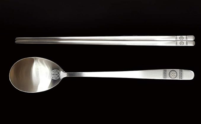 [1 Set] [Made in Korea] Korean Sticky Rice Spoon Chopsticks Set Gold Titanium Plating 304 Stainless Steel Tableware Cutlery Set Mukbang Chopsticks (Korean Palace Pattern, 1 Set)