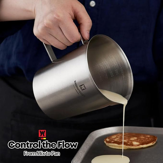 WAGENSTEIGER 18/8 Stainless Steel Measuring Cup: Metal Measuring Pitcher with Engraved Oz & ml Markings, Precision Pour Spout & Sturdy Handle – Baking, Coffee & Barista Use (1000ml / 33.8Oz)
