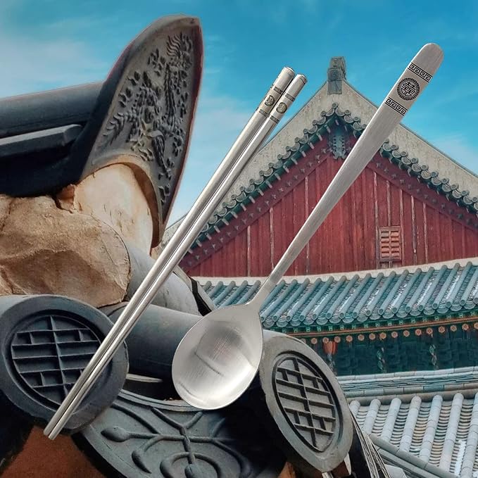 [1 Set] [Made in Korea] Korean Sticky Rice Spoon Chopsticks Set Gold Titanium Plating 304 Stainless Steel Tableware Cutlery Set Mukbang Chopsticks (Korean Palace Pattern, 1 Set)